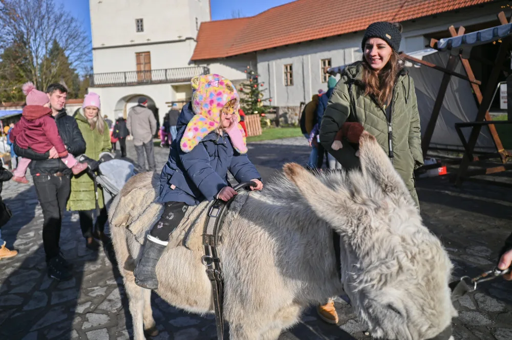 FOTO: Vánoce v Ostravě baví. Lidé navštěvují hrad i světelná městečka