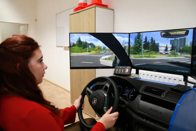 Autoškola v rámci střední školy. Bohumínská střední nabízí studujícím simulátor řízení a jízdy zdarma