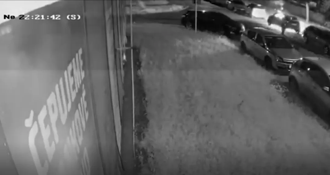 VIDEO: Kvůli požáru auta v Karviné policie pátrá po neznámém cyklistovi. Svědci mohou volat na linku 158