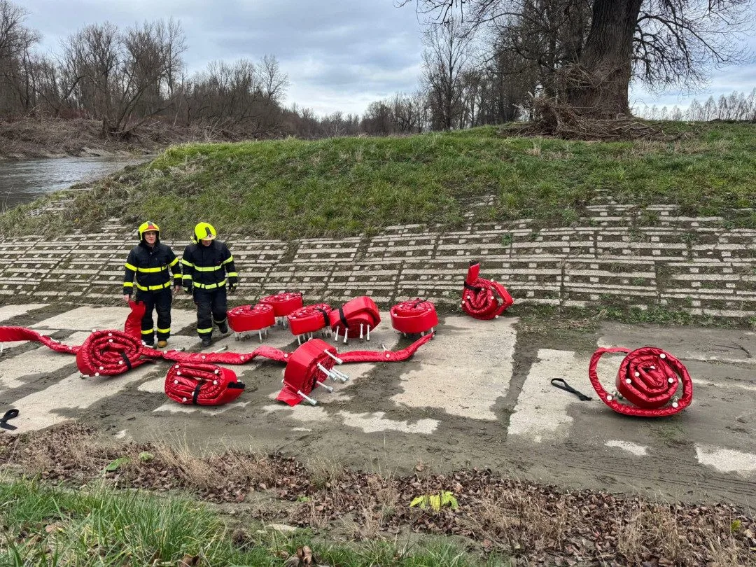V ostravské Odře plave mnoho mrtvých ryb. Hasiči momentálně zjišťují rozsah a příčinu úhynu