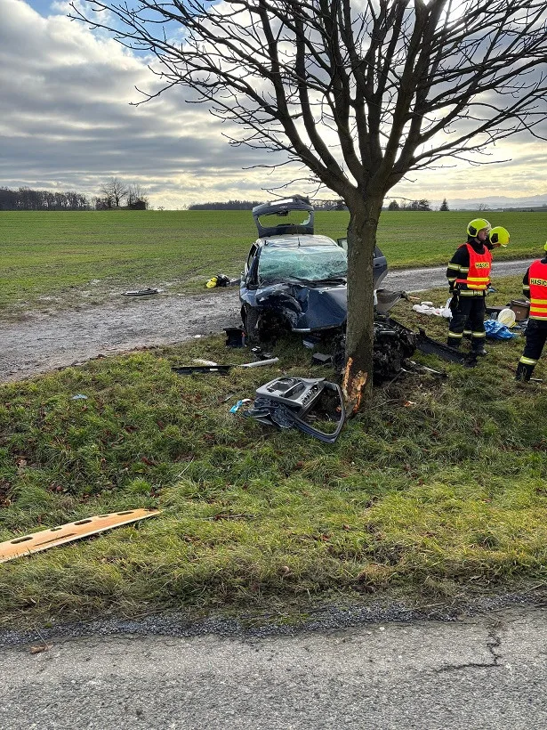 Řidička předjížděla odbočující auto, nezvládla ale řízení. Vážně poranila sebe i třináctiletého chlapce