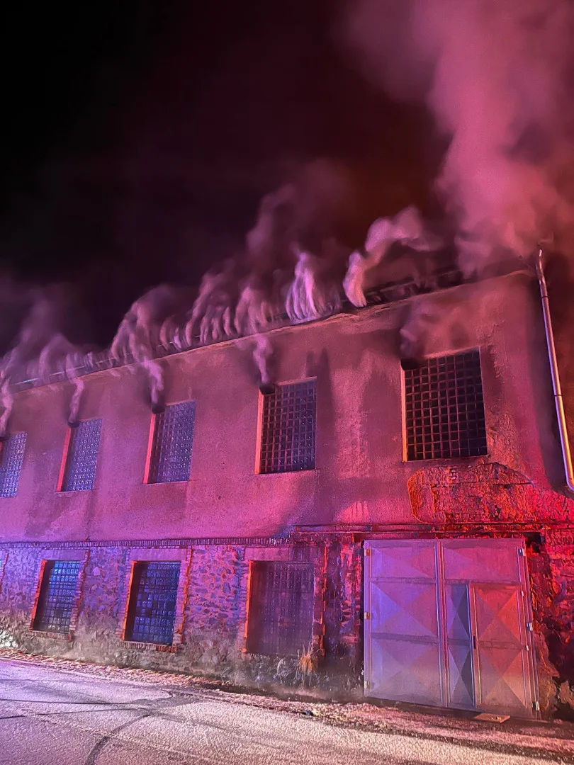Dva zranění hasiči při mohutném požáru v areálu bývalých kasáren v Bruntále. Hoří uskladněné plastové piliny