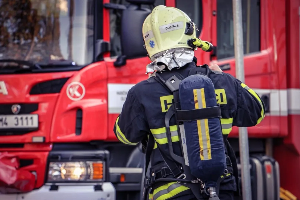 Při požáru maringotky v Řepišti uhořel muž. Policie zjišťuje jeho totožnost a vyšetřuje, proč začalo hořet