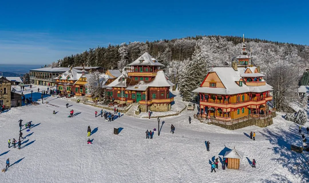 Beskydy si dostaly pořádnou bílou pokrývku. Sněžit ale nepřestává, výstraha meteorologů platí až do pondělí