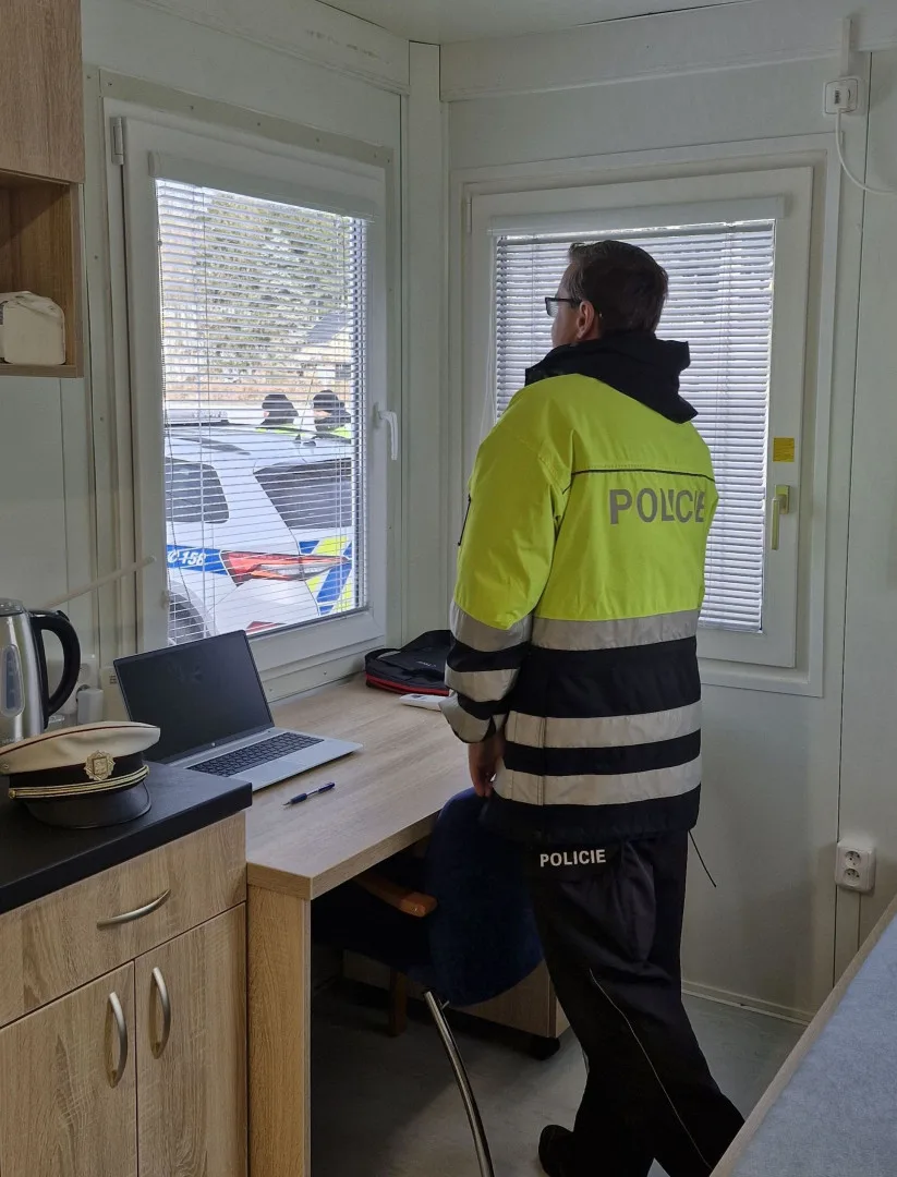 Policisté mají v Ostravici nové zázemí z unimobuněk