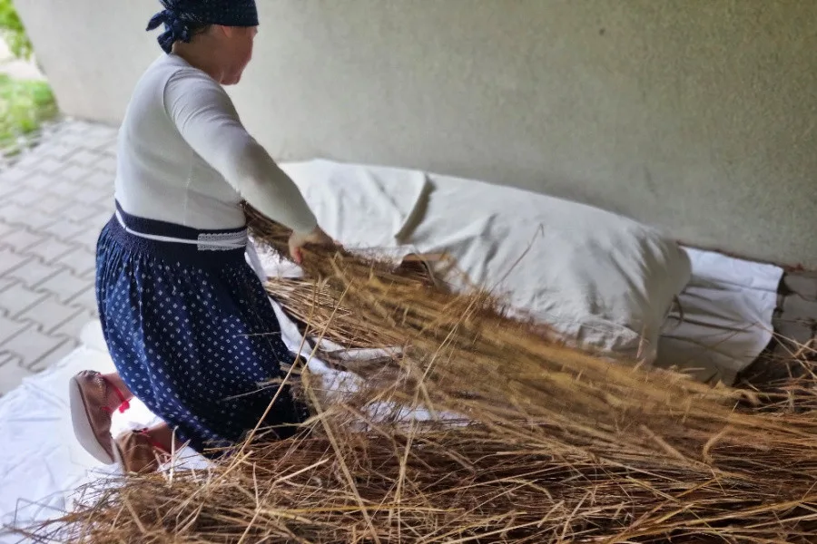 Žena z Mostů u Jablunkova vyrábí žitné slamníky. Za tradiční řemeslo dostala ocenění