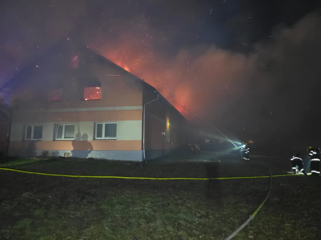 Rodině z Vítkova shořela střecha nad hlavou. Noční požár způsobil škodu za milion a půl