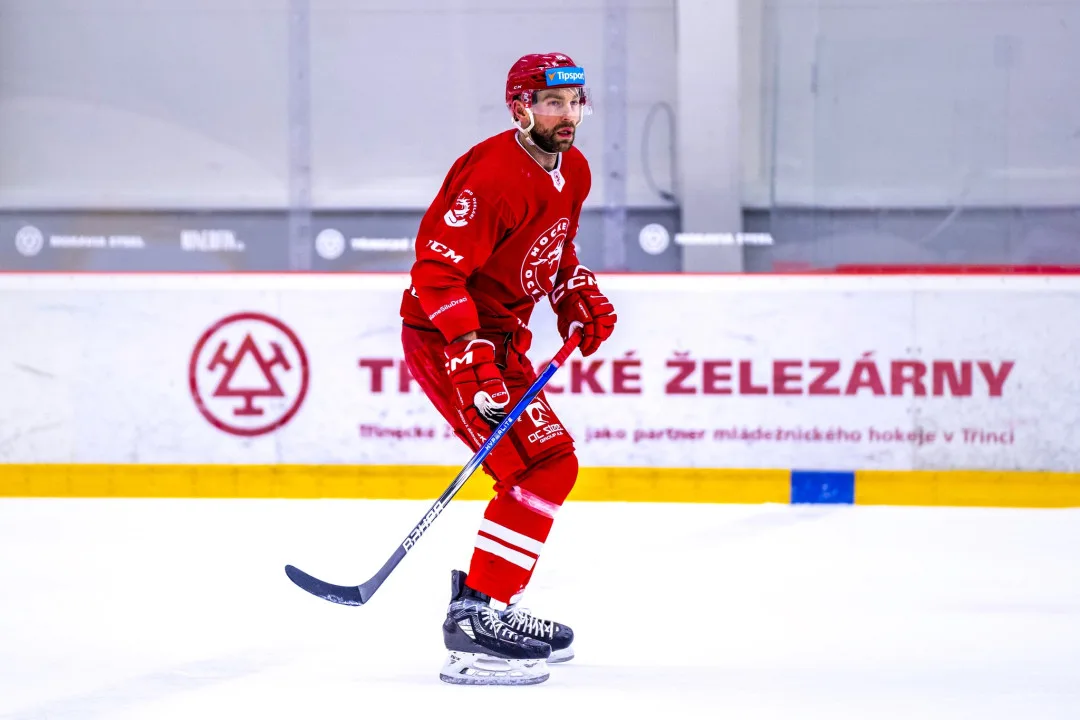 Hokejisté Komety vyhráli v Třinci 3:1 a zabrali po třech porážkách