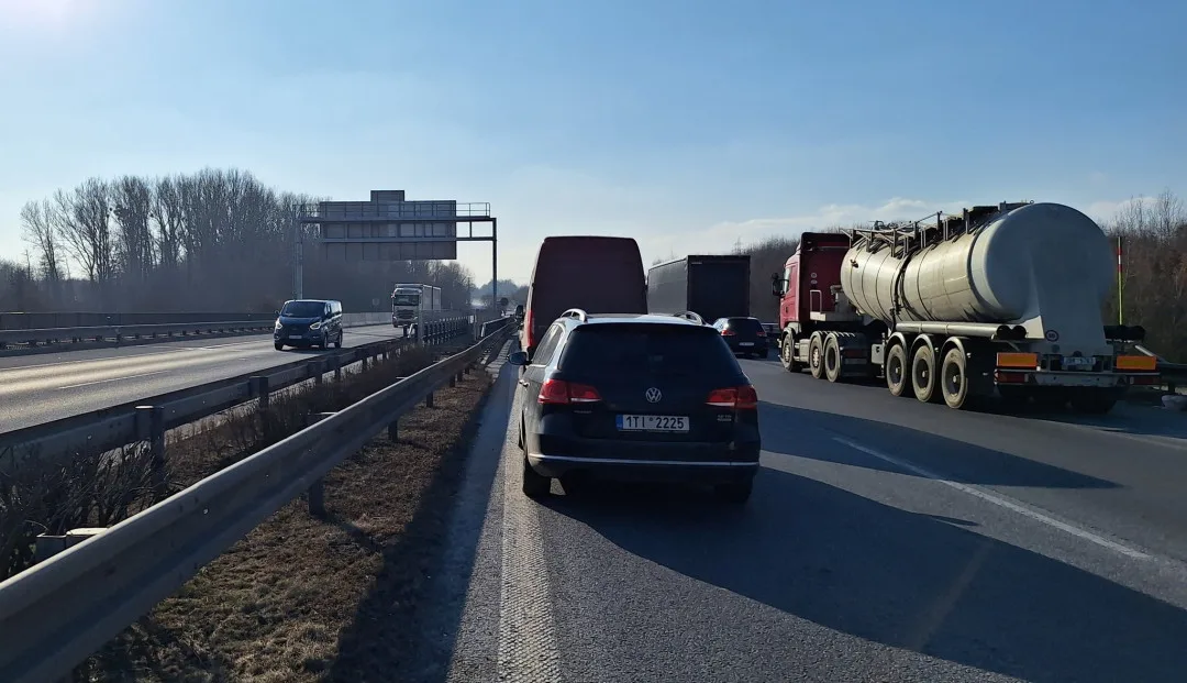 Nehoda čtyř kamionů uzavřela D1 u Klimkovického tunelu. Na místě jsou zranění a tvoří se kolony