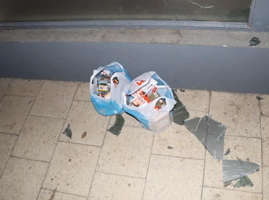Zfetovaný zloděj se schovával v polici se zbožím. Ukradené čokolády, cigarety a zapalovače si už odnést nestihl