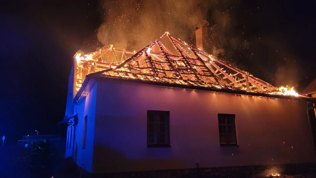 V Lichnově na Novojičínsku hořela fara. Při zásahu se zranil dobrovolný hasič, střecha lehla popelem