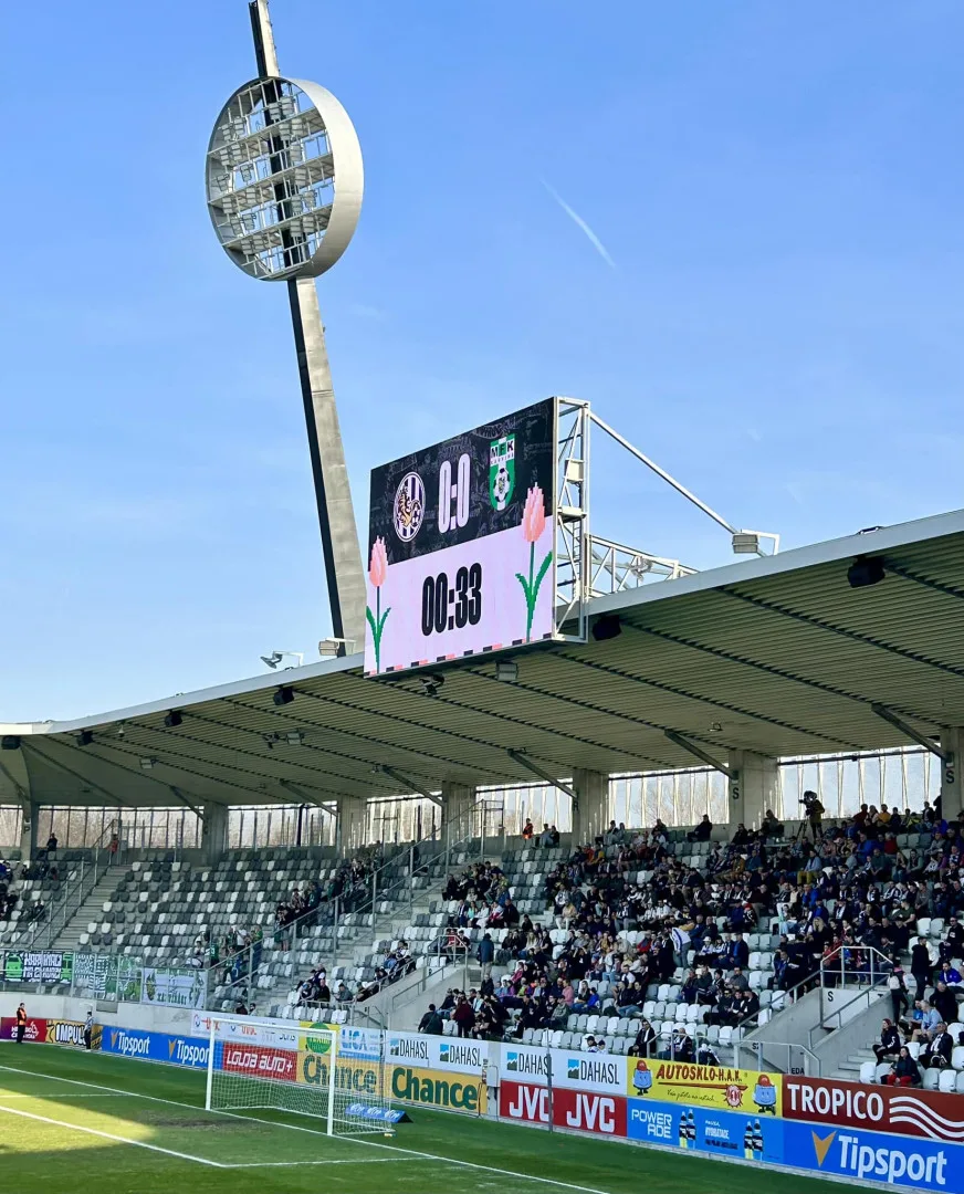 Fotbalisté Hradce nevyužili dlouhou přesilovku a v lize hráli s Karvinou 1:1