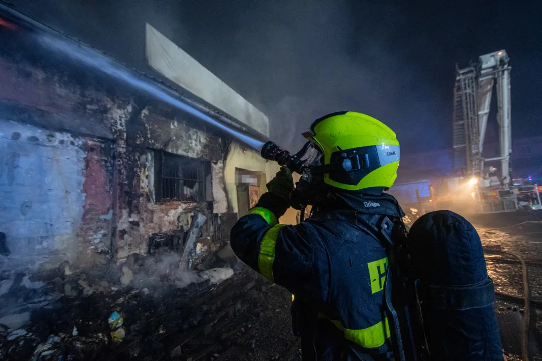 Noční požár haly v Ostravě-Přívoze způsobil škodu za deset milionů korun, příčinu hasiči neznají