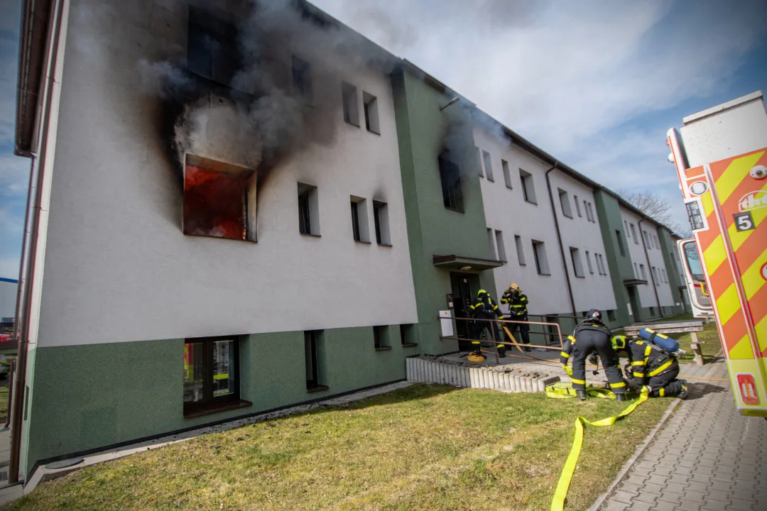 Tragédie v Petřvaldu. Při požáru bytu v domě s pečovatelskou službou zemřel starší muž