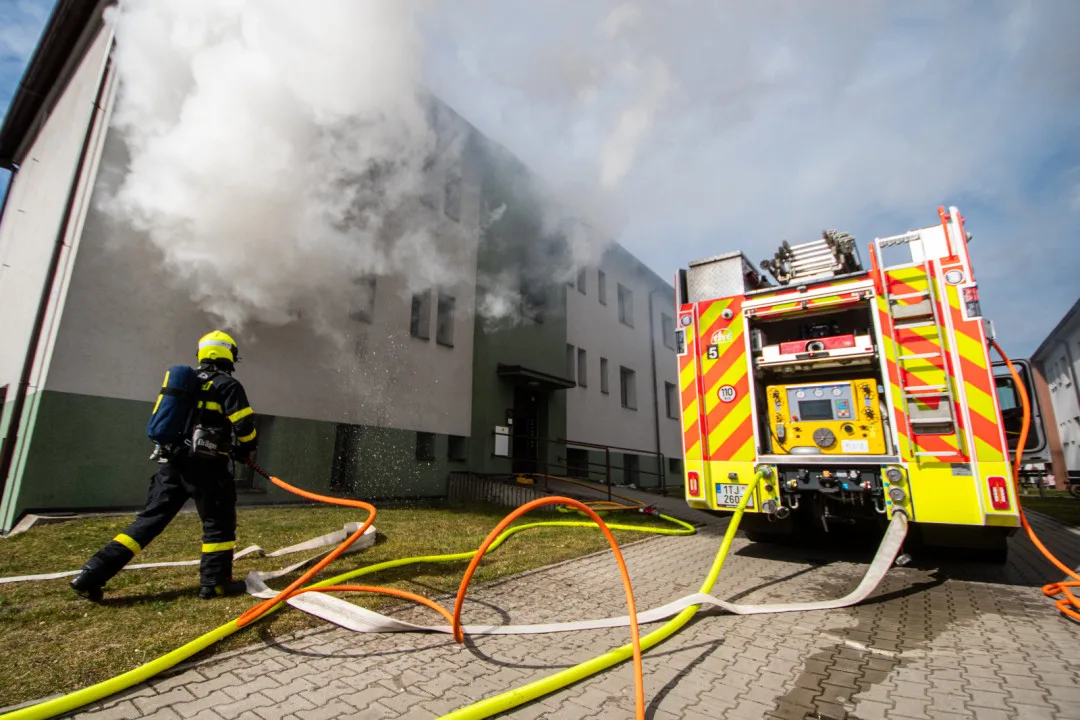 Tragédie v Petřvaldu. Při požáru bytu v domě s pečovatelskou službou zemřel starší muž