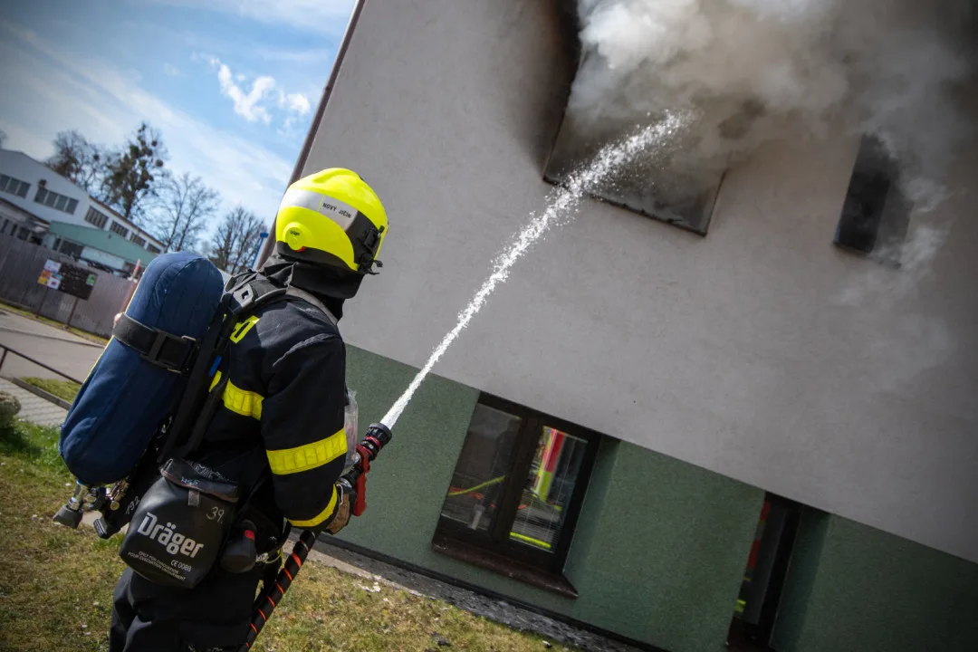 Tragédie v Petřvaldu. Při požáru bytu v domě s pečovatelskou službou zemřel starší muž