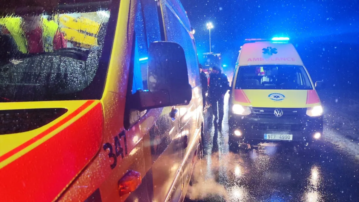 V Žermanicích havaroval autobus. Záchranáři ošetřili devět zraněných, z toho sedm dívek školního věku