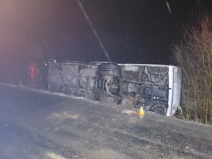 V Žermanicích havaroval autobus. Záchranáři ošetřili devět zraněných, z toho sedm dívek školního věku