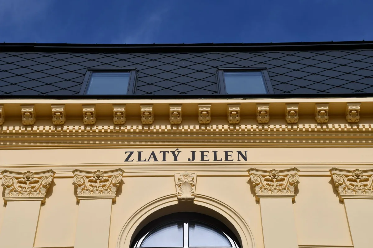 Chátrající Zlatý jelen ve Staré Bělé se proměnil ve společenské centrum. Rekonstrukce přišla na 61 milionů