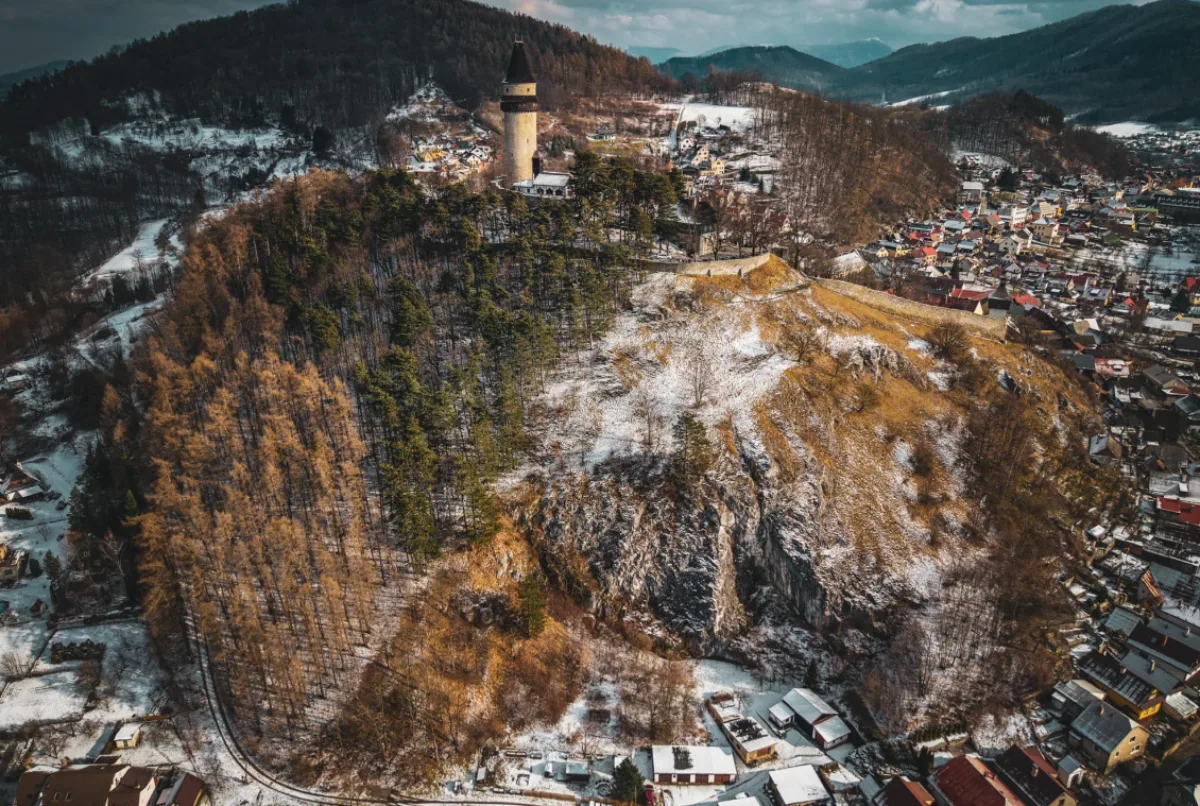 Nová střecha na štramberské Trúbě i opravená sušárna lnu na Novojičínsku. Krajské památky si letos polepší