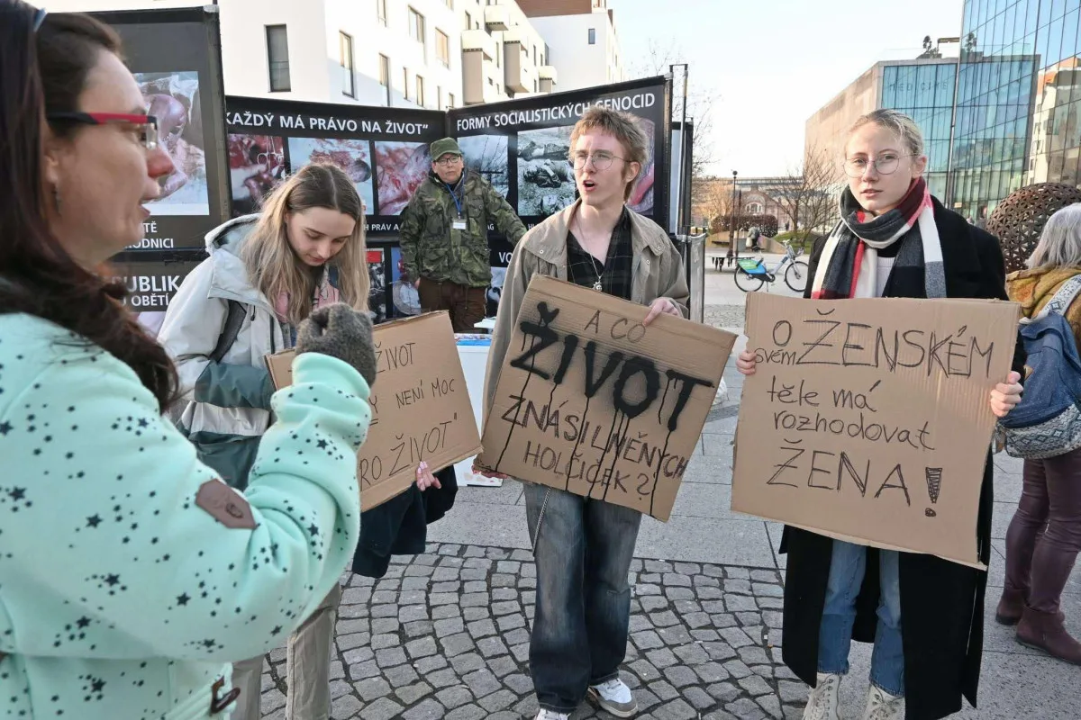 Kontroverzní podpisovka znechutila studenty i rodiče malých dětí. Odpůrci potratů na ostravské protestující zavolali policii