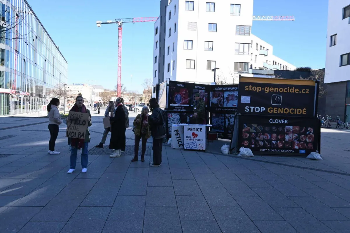 Kontroverzní podpisovka znechutila studenty i rodiče malých dětí. Odpůrci potratů na ostravské protestující zavolali policii