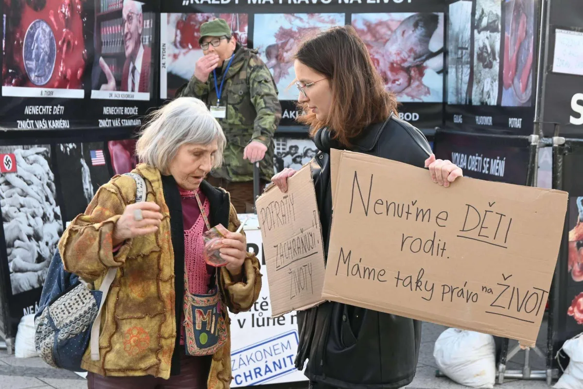 Kontroverzní podpisovka znechutila studenty i rodiče malých dětí. Odpůrci potratů na ostravské protestující zavolali policii