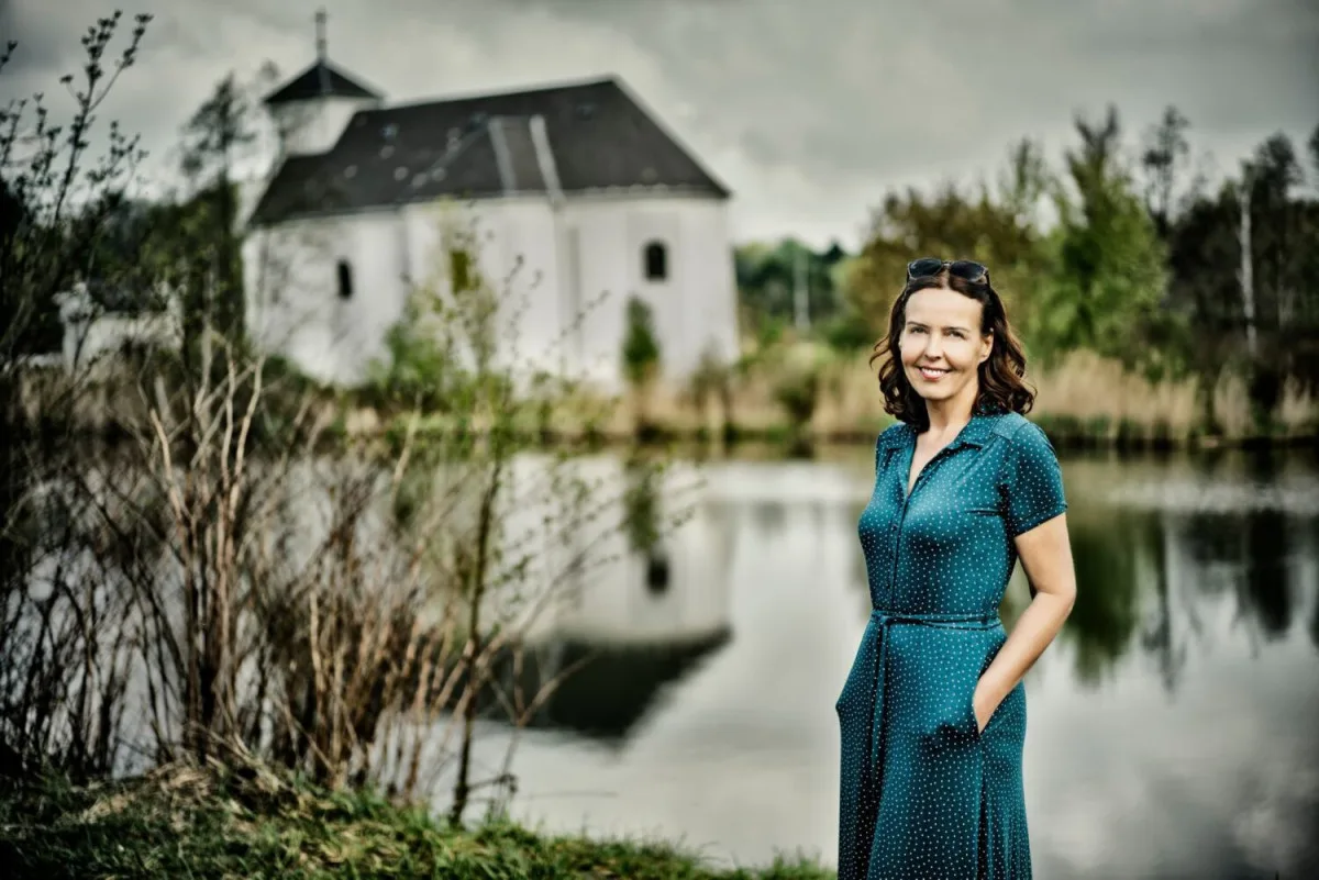 Karin Lednická získá zvláštní Cenu Jantar za trilogii Šikmý kostel. Série mapuje osudy Karvinska po dobu 70 let
