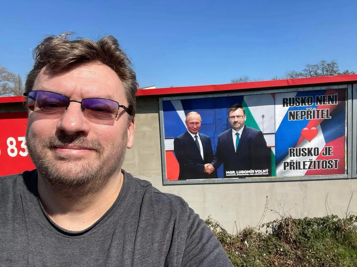 KOMENTÁŘ: Oblíbený český Medvídek opět vystrkuje pracky. Rusko je příležitost, hlásá na billboardu hyzdícím Ostravu