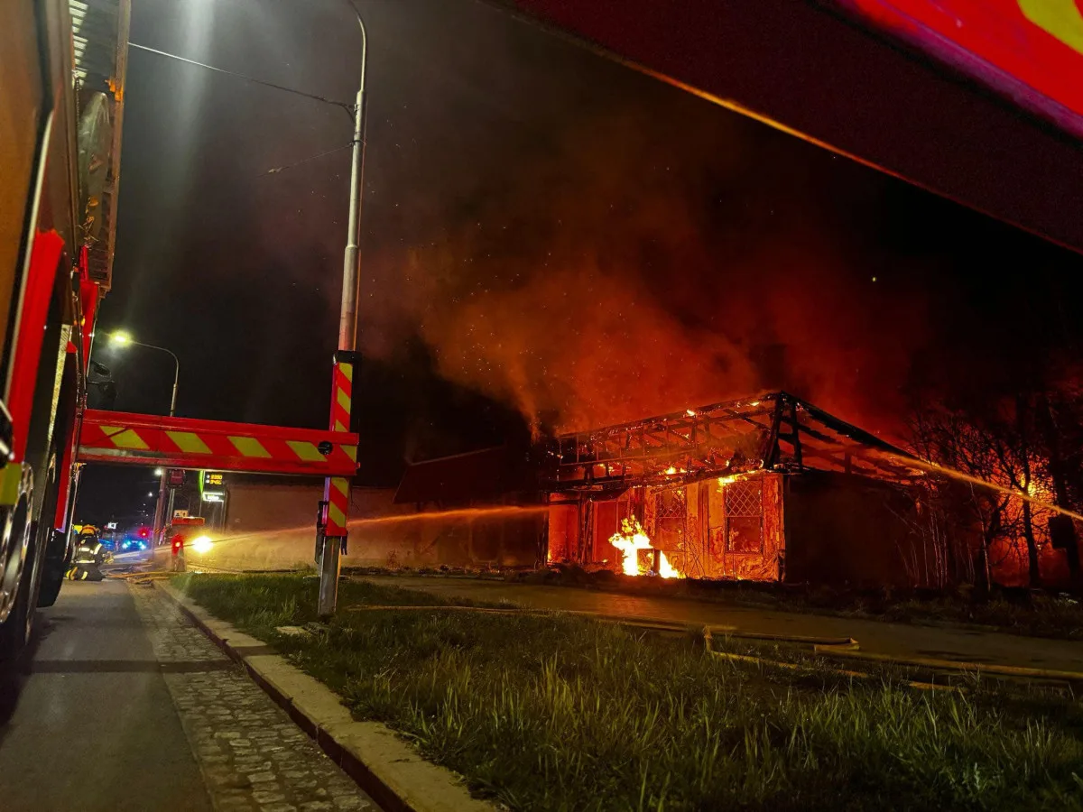 V Ostravě v noci shořelo bývalé bistro Bedřich. Příčinu požáru zatím hasiči neznají