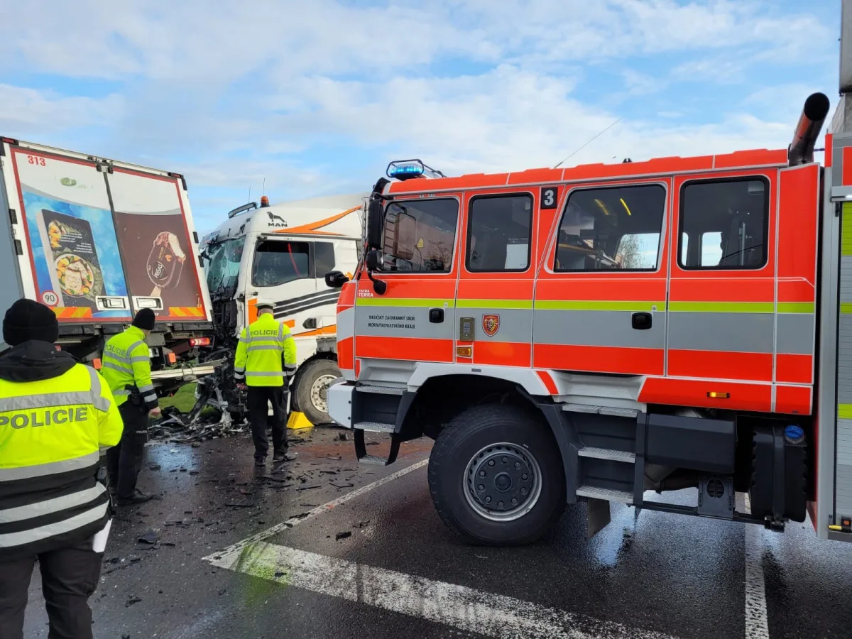 Ranní nehoda v Dobré u Frýdku-Místku skončila tragicky. Řidička nepřežila srážku s náklaďákem