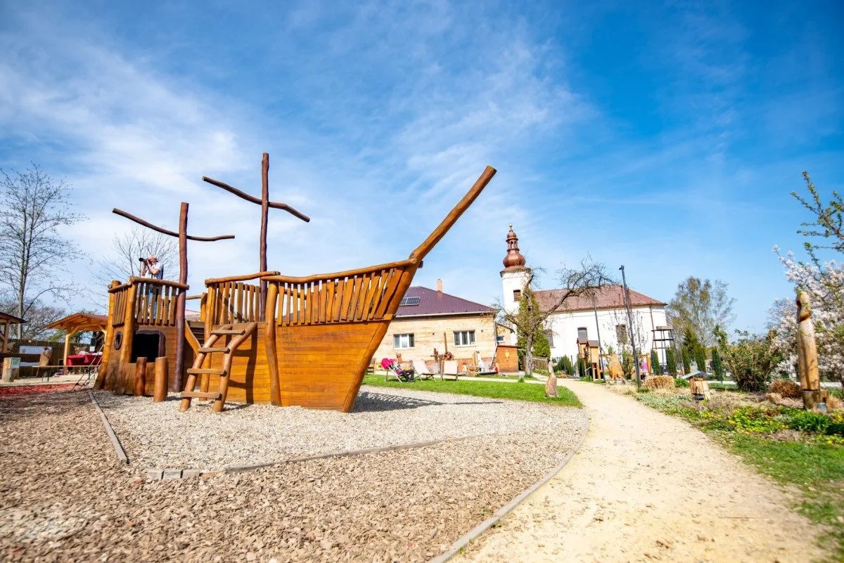 Kout ctností, pétanque i stolní fotbal. Farní zahrada sv. Marka v Heřmanicích sbližuje generace