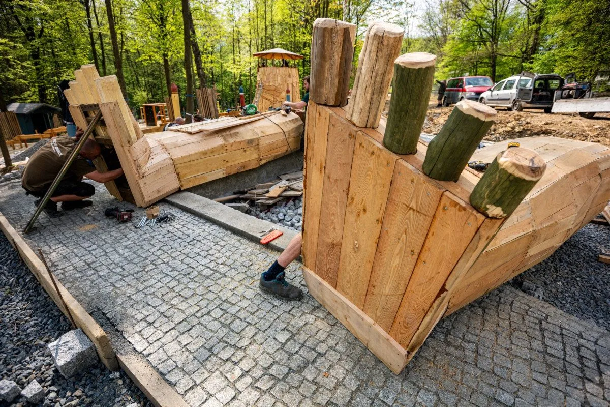 V Bělském lese se rodí obryně. V novém parku nechybí labyrint ani okřídlená stonožka