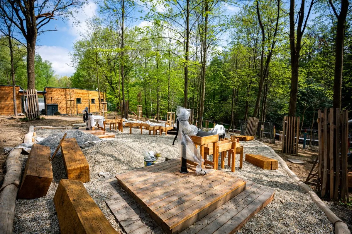 V Bělském lese se rodí obryně. V novém parku nechybí labyrint ani okřídlená stonožka