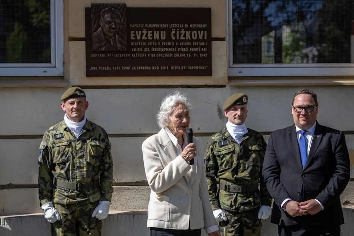 Pamětní deska v Ostravě od včerejšího dne připomíná hrdinu RAF Evžena Čížka.