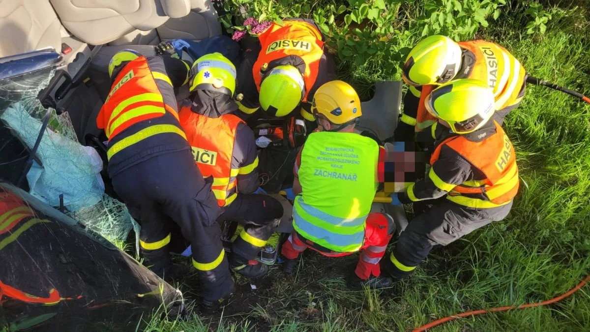 Vážná dopravní nehoda v Klimkovicích. Řidič byl v ohrožení života.