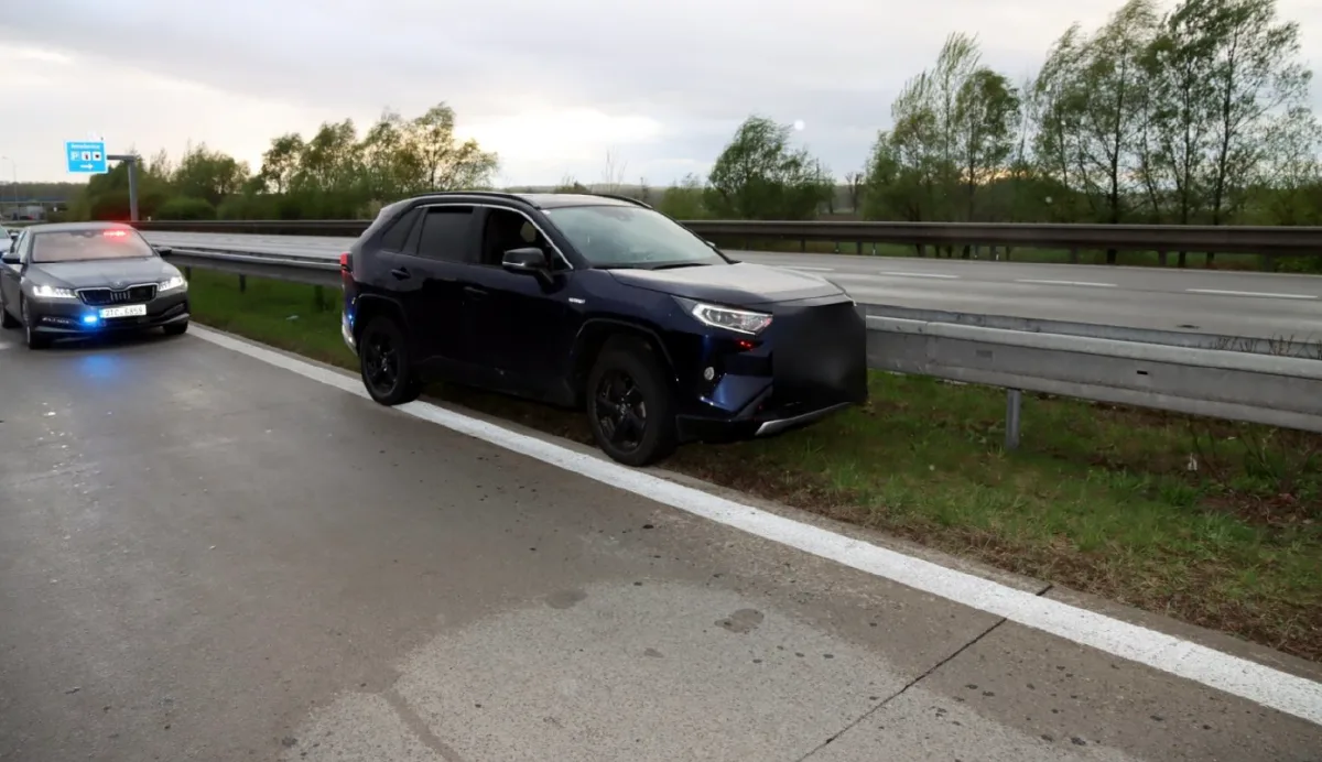 Cizinec vyskočil na dálnici u Ostravy za jízdy z kradeného auta, policie ho zadržela