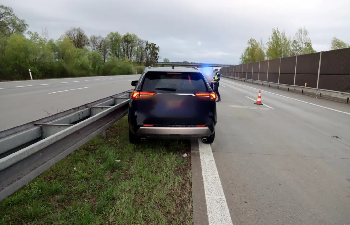 Cizinec vyskočil na dálnici u Ostravy za jízdy z kradeného auta, policie ho zadržela