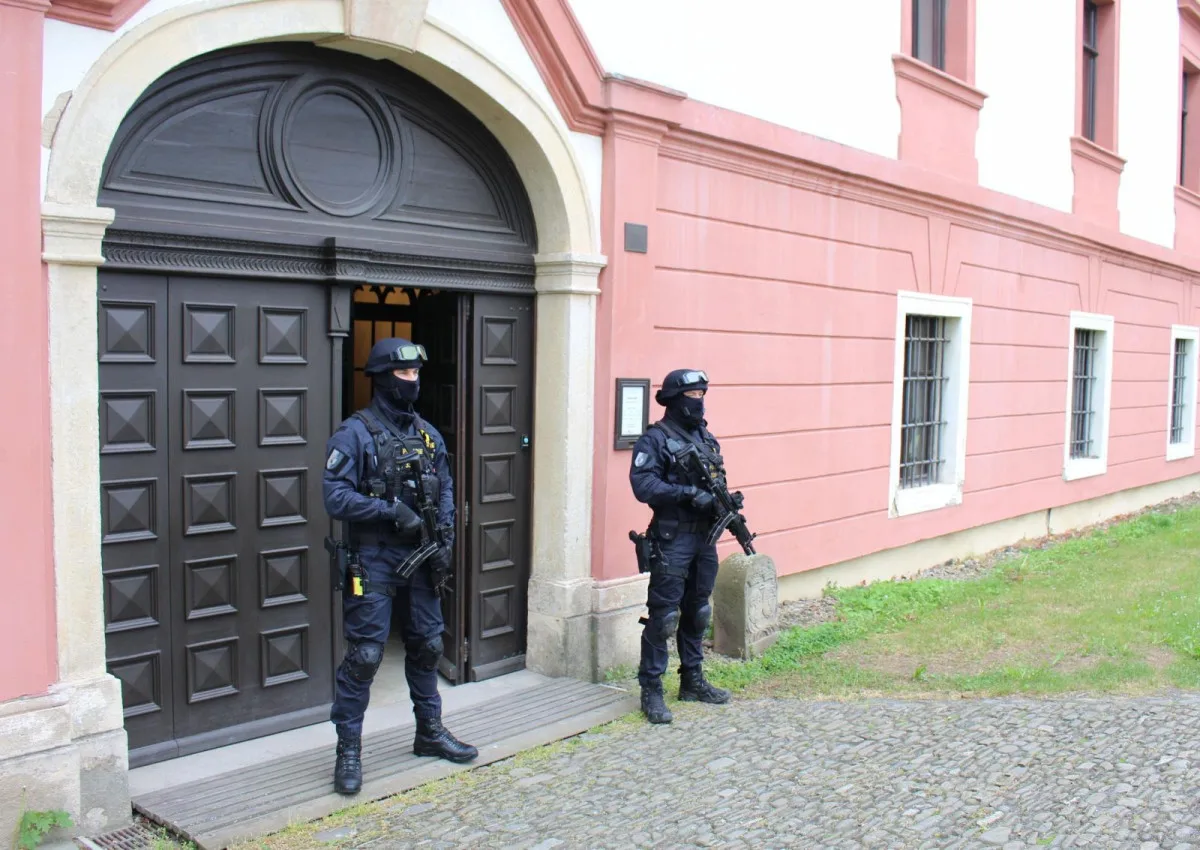 Na kunínský zámek dorazil unikátní obraz císařovny Sissi. Na předávku dohlížela policie