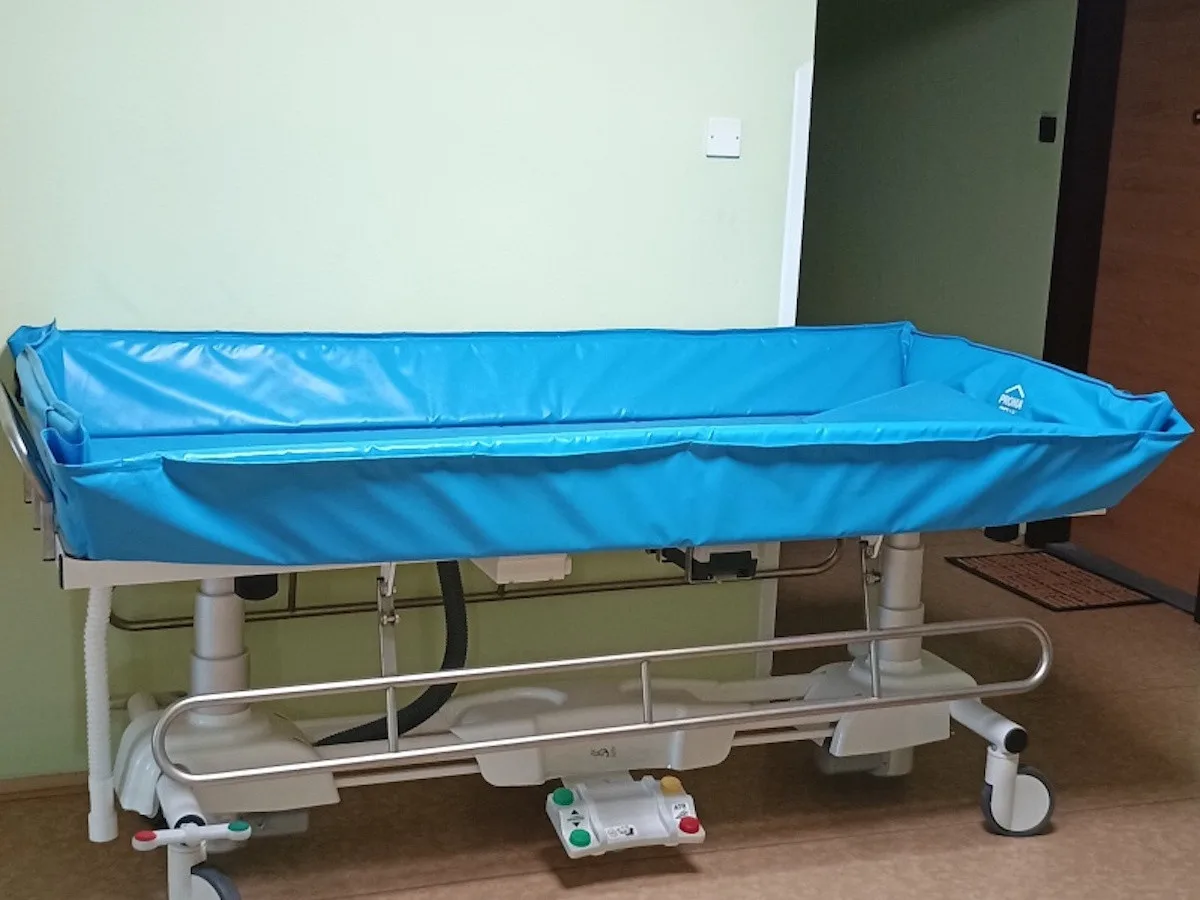 Kopřivnici dává do aukce nepotřebný majetek. Lidé mohou koupit postele i odsávačku