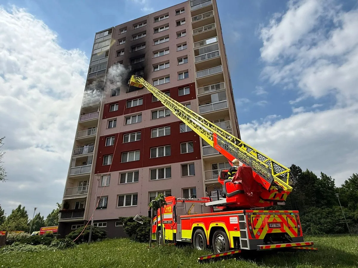 Výbuch v panelovém domem v ostravské Dubině. Deset lidí se zranilo