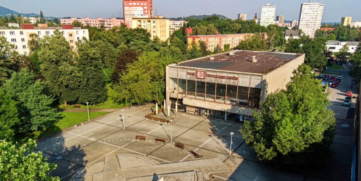 Místo kina parkoviště. Chátrající biograf ve Frýdku-Místku bude mít nové využití