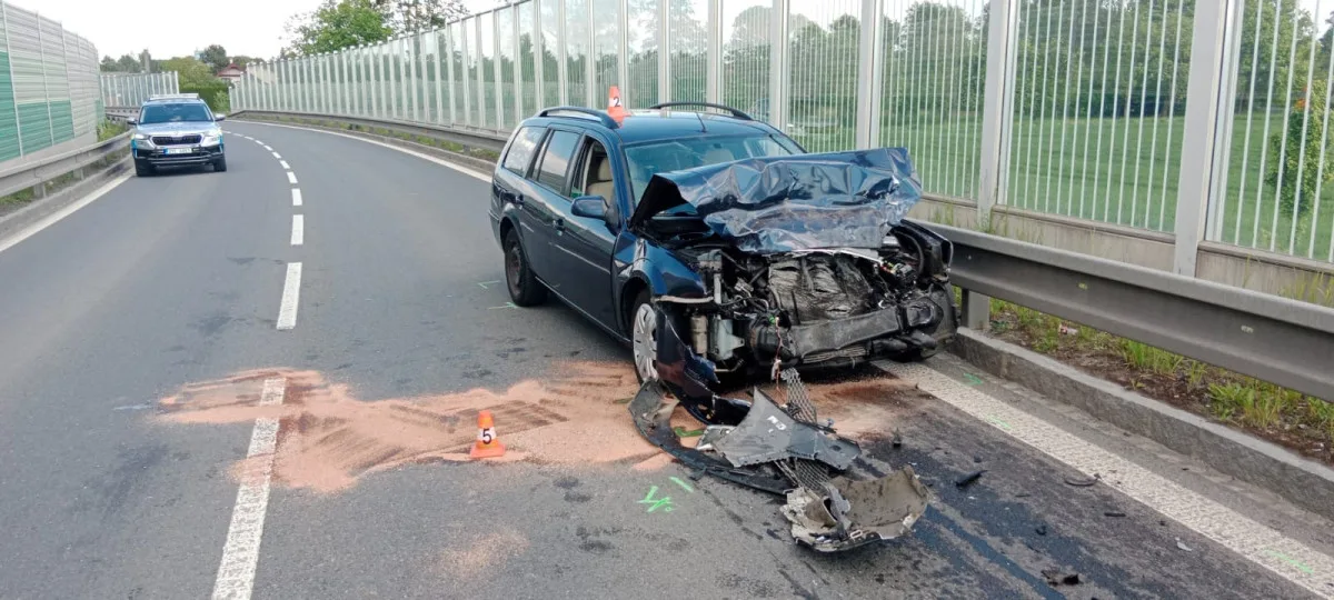 Tři zranění dospělí a jedno malé dítě. V Ostravě se v neděli čelně střetla auta