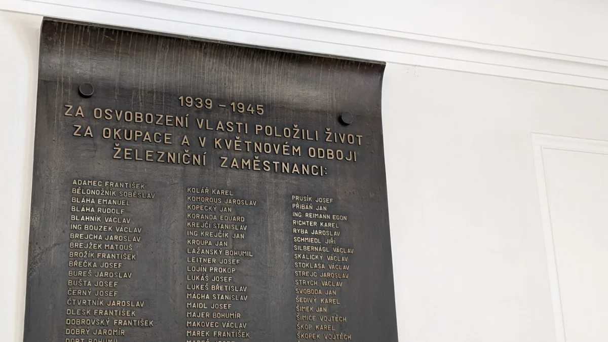 Nadšenci mapují pamětní desky na nádražích, zaměřují se na padlé železničáře