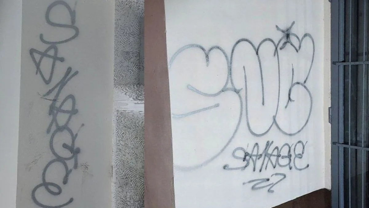 Sprejeři stačili vytvořit celkem tři nápisy
