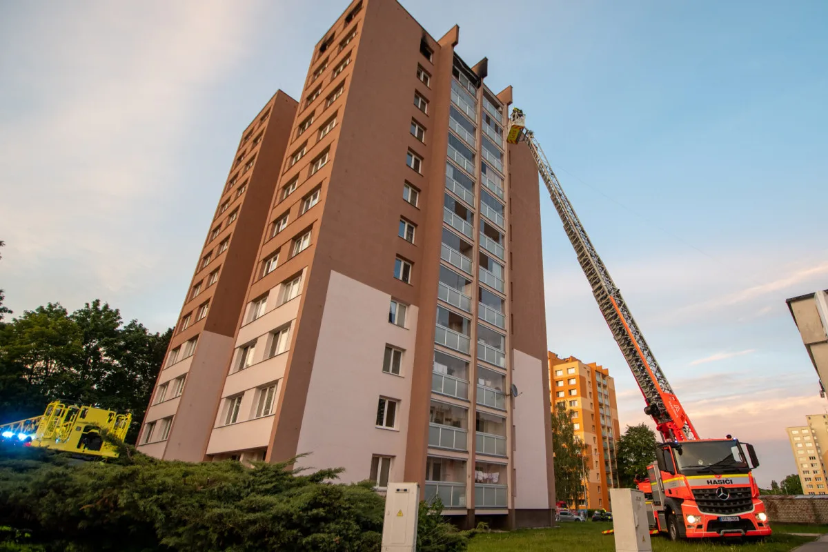 Kvůli požáru panelového domu v Porubě hasiči evakuovali 61 lidí. Tři skončili v nemocnici