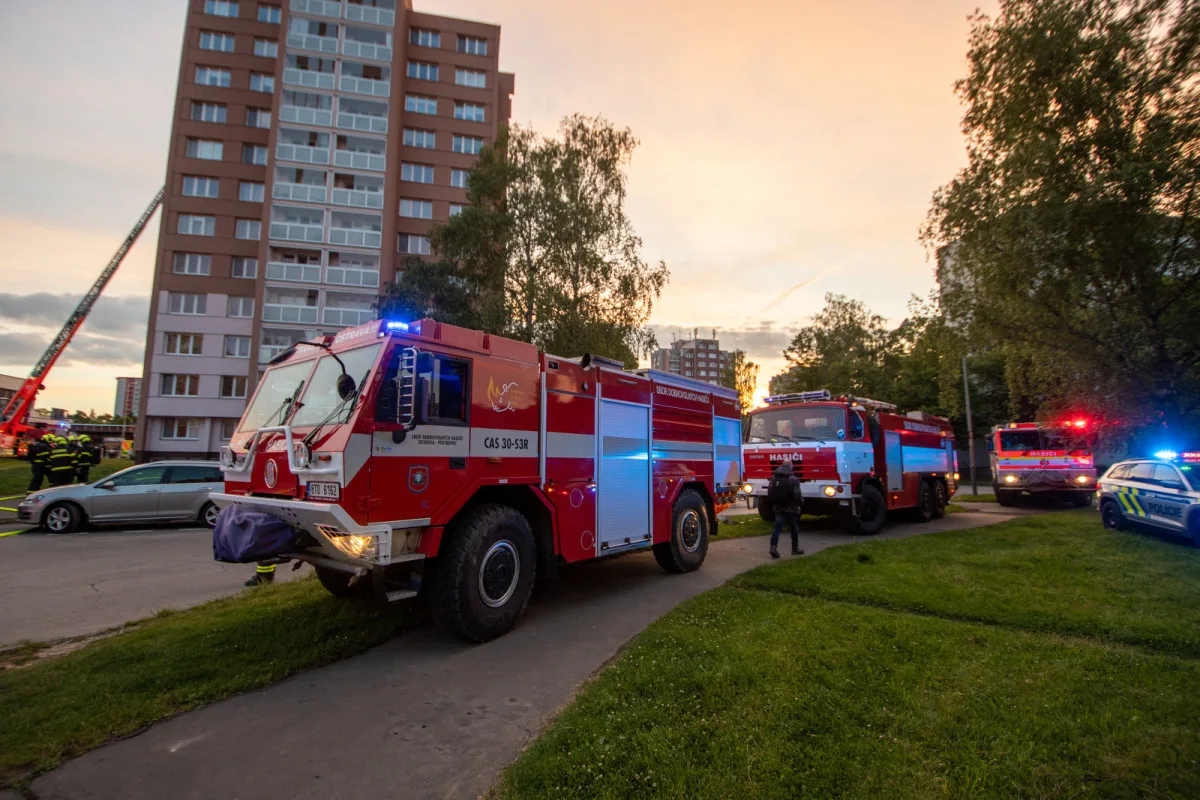 Kvůli požáru panelového domu v Porubě hasiči evakuovali 61 lidí. Tři skončili v nemocnici