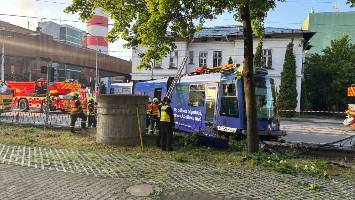 V Ostravě se srazilo auto s tramvají. Ta zůstala zaklíněná na chodníku