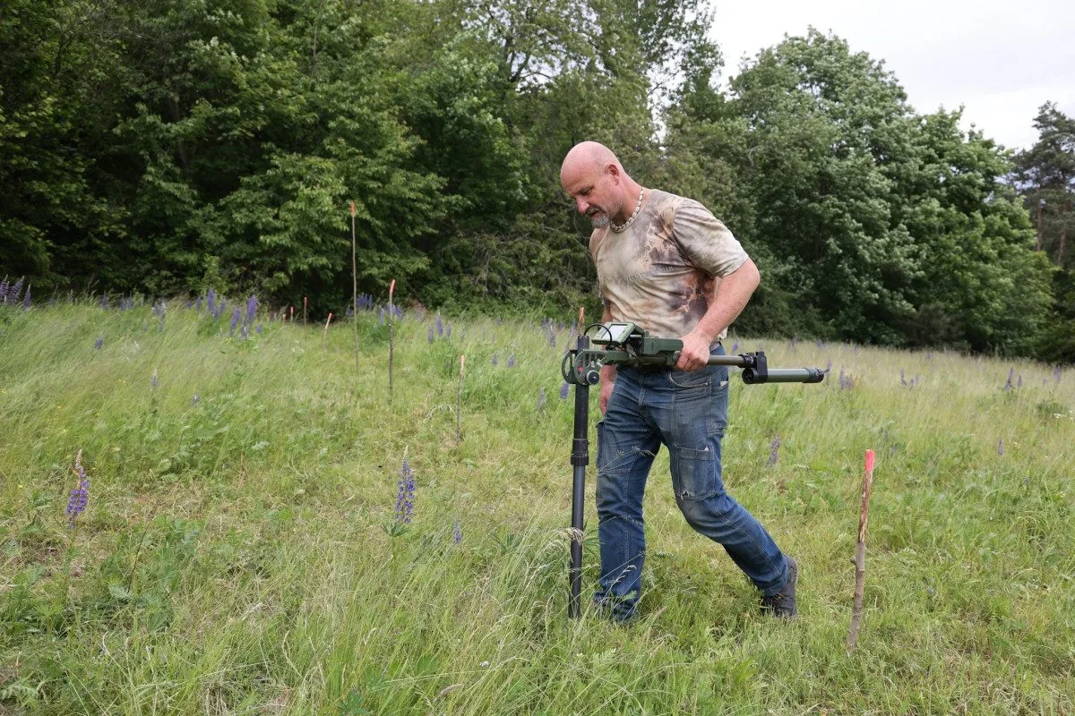 Na Kabátově kopci v Krnově je pyrotechnický průzkum, školák tam našel minu.