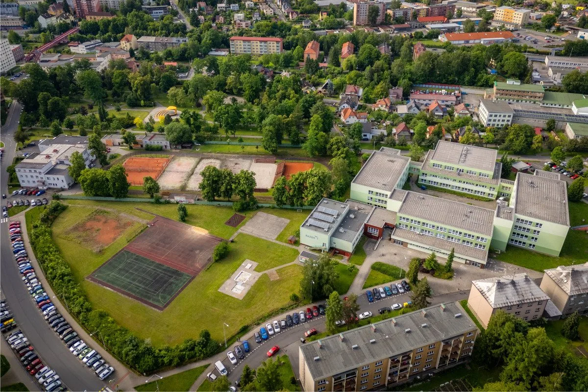 Základní škola Slezská bude mít nový sportovní park plný zeleně za 33 milionů